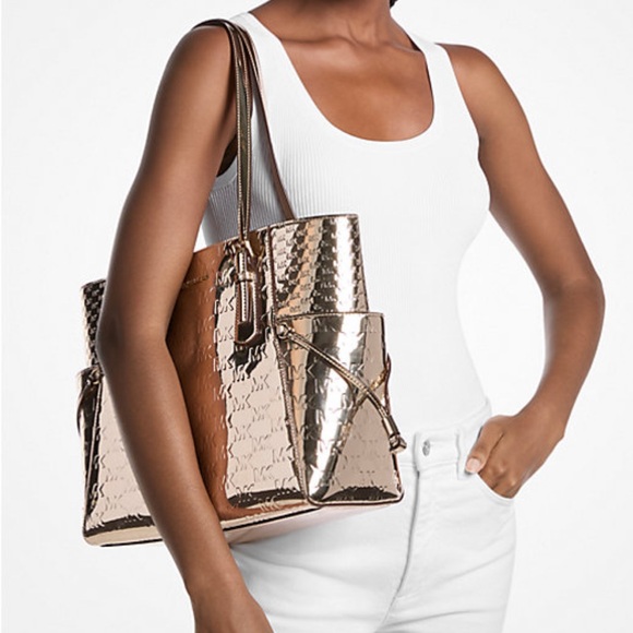 MICHAEL KORS Voyager Large Metallic Logo Debossed EW Shoulder Tote Bag
Pale Gold - Picture 4 of 16